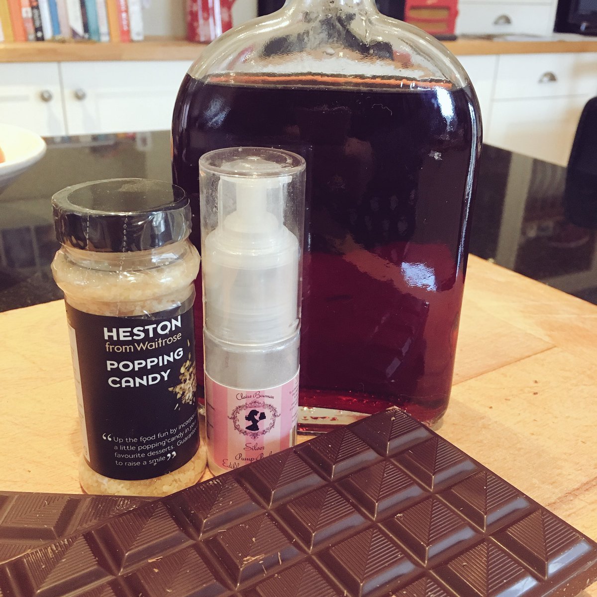Shelle_Duffin's tweet photo. Prepping the fun for #ValentinesDay lunch in London whilst jigging to https://t.co/MJMSa5GGBc #cookingtomusic https://t.co/UwzPpCeB1J