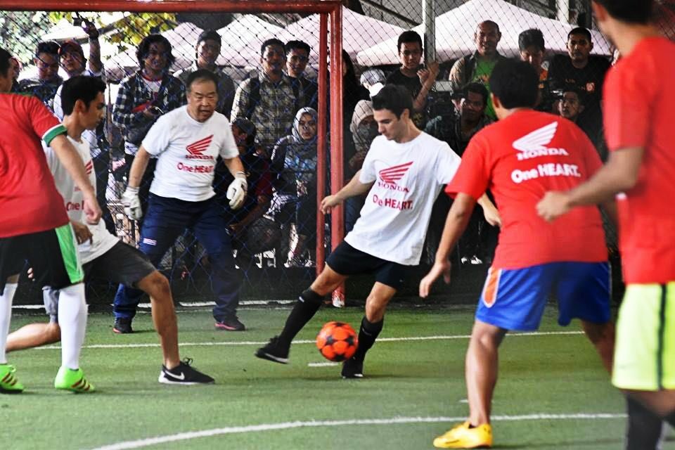 zdravkost's tweet image. #OneHeart Repsol Honda Team having fun in Jakarta back in 2016 ⚽ via @26_DaniPedrosa