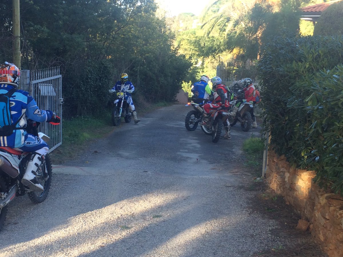 hvwanda's tweet photo. #enduristi all'#elba #stagioneinfinita #risvegliomotoristico #enduro #hvwanda #febbraio #solocosebelle 😁😁😁 https://t.co/xzOC5AtKTG
