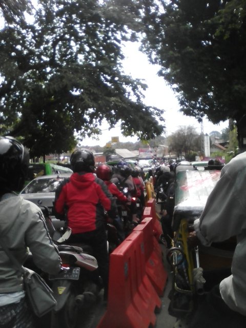 Mohon bantuannya <a href="/PolresBogorKota/">Polresta Bogor Kota</a>  padahal lokasi di depan kantor polisi tp tidak ada petugas yg melerai kemacetan