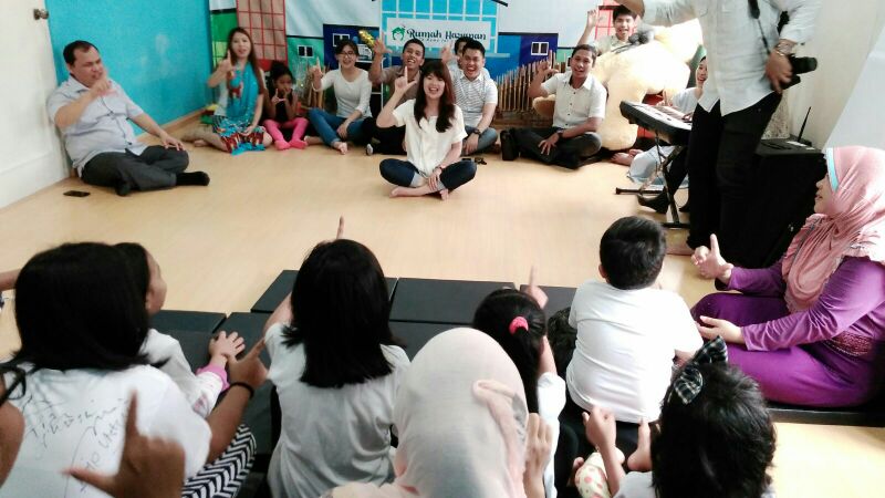 RumahHarapanID's tweet photo. Siang ini adik2 di #rumahharapanvcf mendengarkan cerita bersama kakak2 dari gereja advent https://t.co/nSebN58KYb