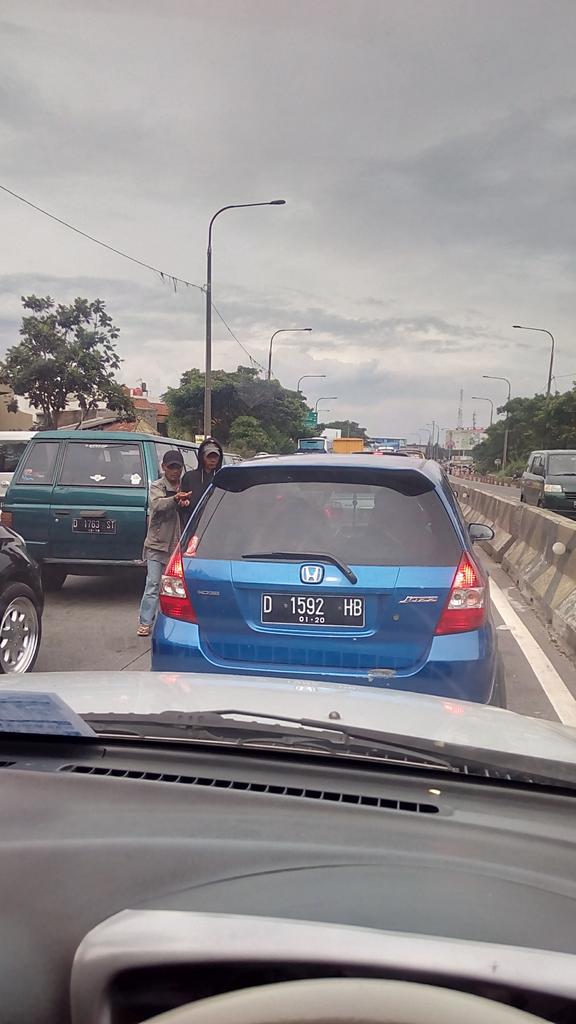 Gerbang tol pasirkoja macet total 4km