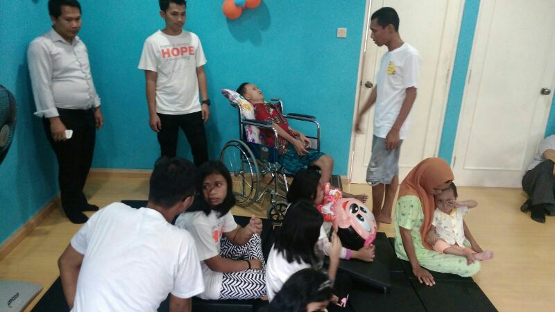 RumahHarapanID's tweet photo. Siang ini adik2 di #rumahharapanvcf mendengarkan cerita bersama kakak2 dari gereja advent https://t.co/nSebN58KYb