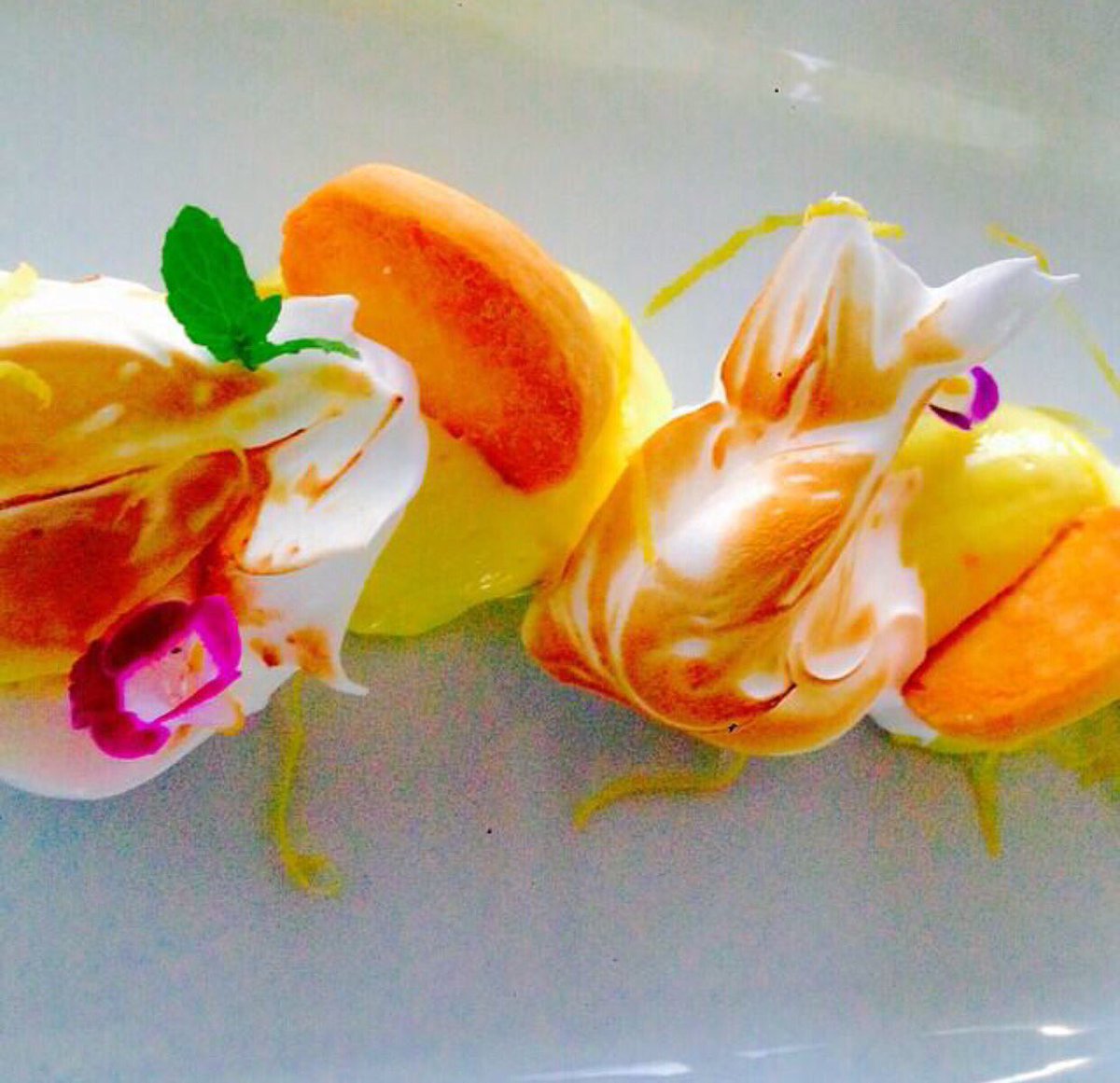 instachef_Au's tweet photo. Deconstructed lemon meringue pie 
#food #foodporn #chef #cooking #dessert #colour #yum #follow4follow https://t.co/1NvAfccPYk