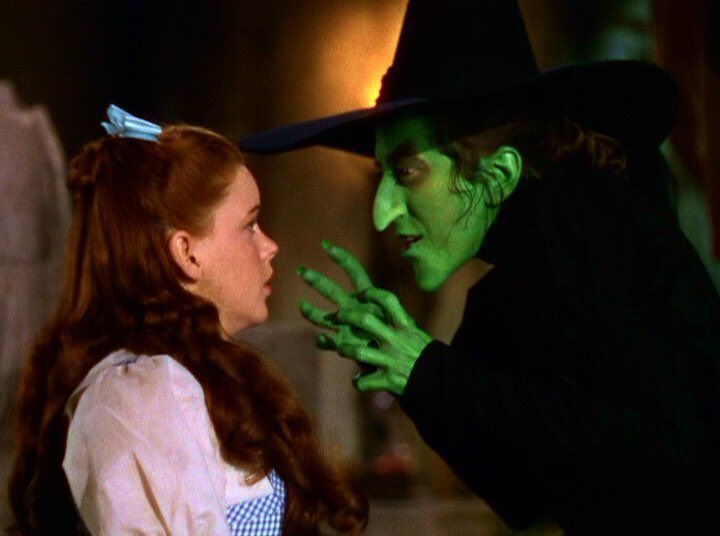 olliejpmartin's tweet photo. Woman goes on trip, kills first person she meets, spends rest of trip trying to do it again #ExplainAFilmPlotBadly https://t.co/iqxZT5LHip