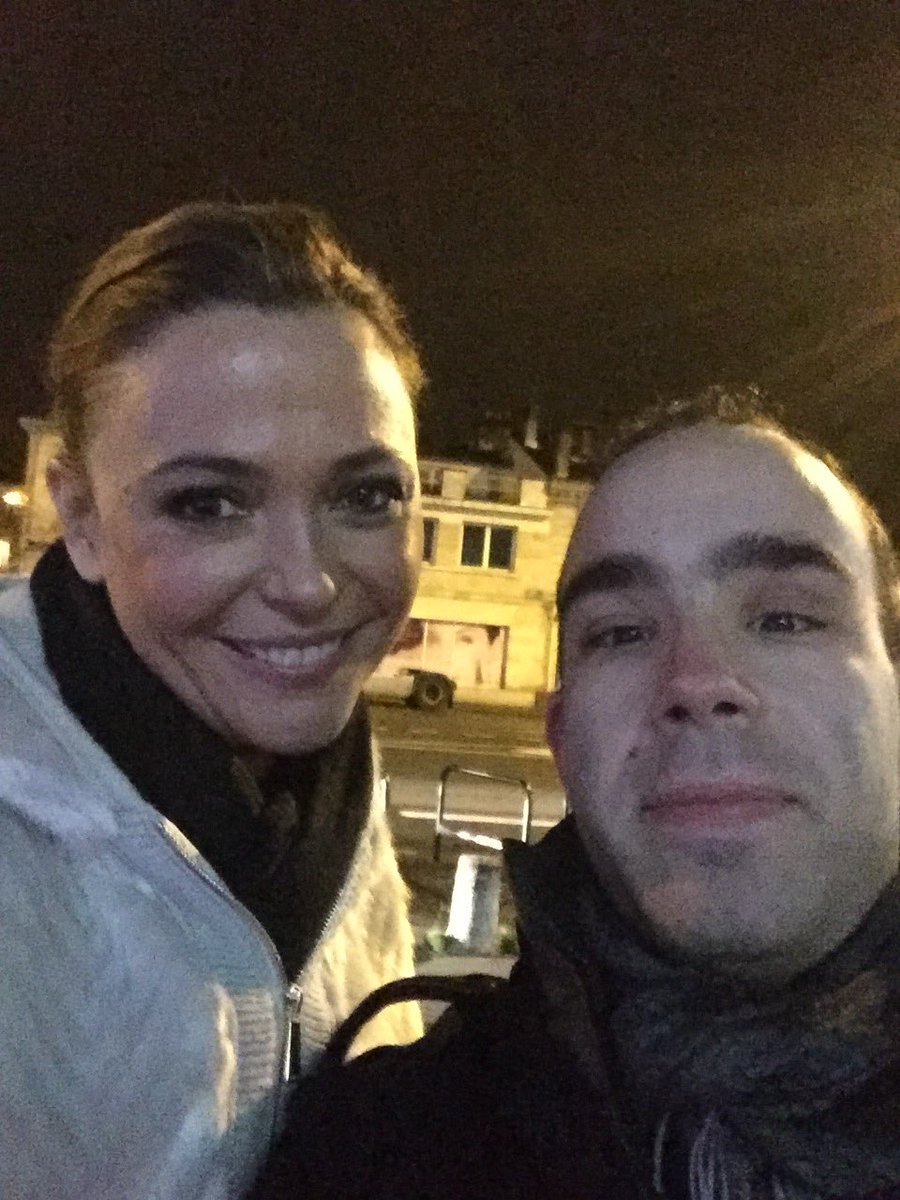dams33700's tweet photo. @SandQuetierOff merci infiniment pour avoir le temps de faire une photo avec moi !! #animatrice #preferee https://t.co/oe8jWIFVca