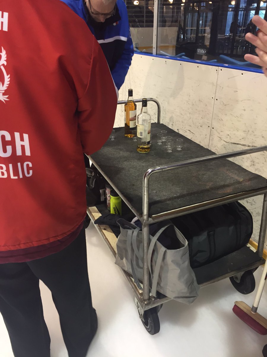 anoukstraalman's tweet image. Sport voor mij. Eerst whiskey en bitterballen, dan wedstrijd. #curlen