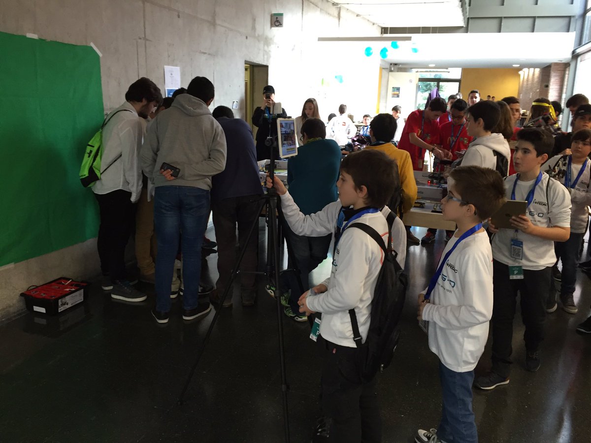 FEDACMontcada's tweet photo. El nostre croma treu fum! A que esperes? Vols fer-te una foto amb nosaltres? #BeLEGO #FLLUAB @enginyeria_UAB https://t.co/VBU7lm7QbP