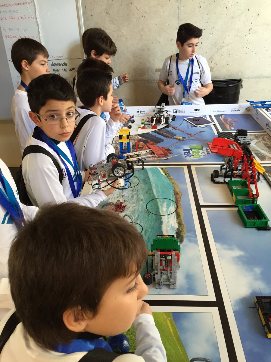 FEDACMontcada's tweet photo. Darreres proves de #BeLEGO a la #FLLUAB abans de la primera ronda! @FLLSpain #moltmesquerobots https://t.co/E5taToH2u8
