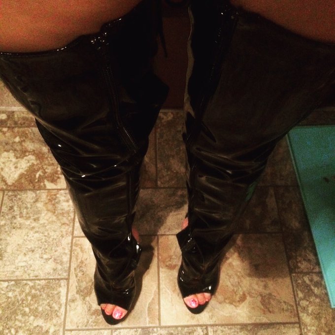 My new #kinky #boots my hubby @ScottRhodes55 bought me for my #Valentines Kink show at #Leopards #StripBar<a href="/tag/kinky"class="tags">#kinky</a><a href="/tag/boots"class="tags">#boots</a><a class="tags" target="_blank" title="On Twitter" href="/?out=eyJ0eXAiOiJKV1QiLCJhbGciOiJIUzUxMiJ9.eyJpYXQiOjE3MjQ3NTgxMDEsImlzcyI6InR3cG9ybnN0YXJzLmNvbSIsIm5iZiI6MTcyNDc1ODEwMSwiZXhwIjoxNzU2Mjk0MTAxLCJyZWRpcmVjdF91cmwiOiJodHRwczovL3R3aXR0ZXIuY29tL1Njb3R0UmhvZGVzNTUifQ.K3OIF61Cv6mviNBoBHC71kArLA9CCTOxGzliOwwfP00TMkKk8lV989fgXxAQjNemUpbHH6pT7cnAGZ87fxTGDQ">@ScottRhodes55</a><a href="/tag/valentines"class="tags"><span>#valentines</span></a><a href="/tag/leopards"class="tags"><span>#leopards</span></a><a href="/tag/windsor"class="tags"><span>#windsor</span></a><a href="/tag/stripbar"class="tags"><span>#stripbar</span></a>