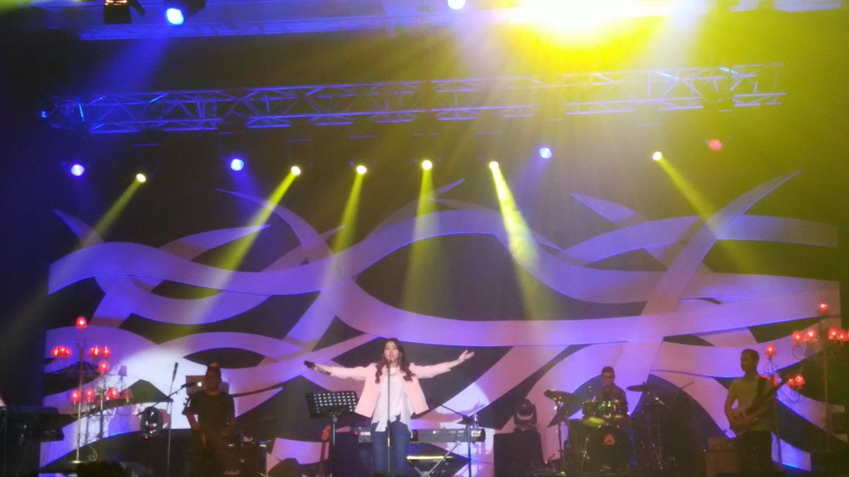 merchmaniacs's tweet image. @isyanasarasvati Now playing "Takkan Terganti" Live in Hope Area #KahitnaLOVEfestival #MMLivetweet #MMmedia