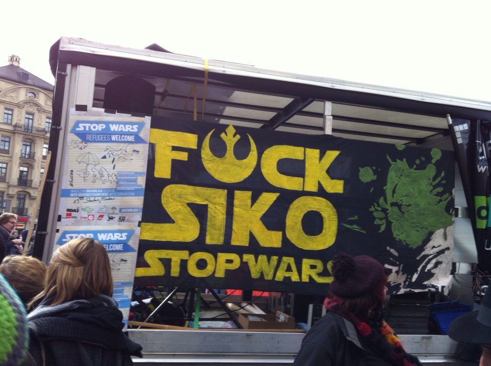 Sicherheitskonferenz: die Gegendemo mit geschätzten 2.500 Teilnehmern fasst sich kurz.