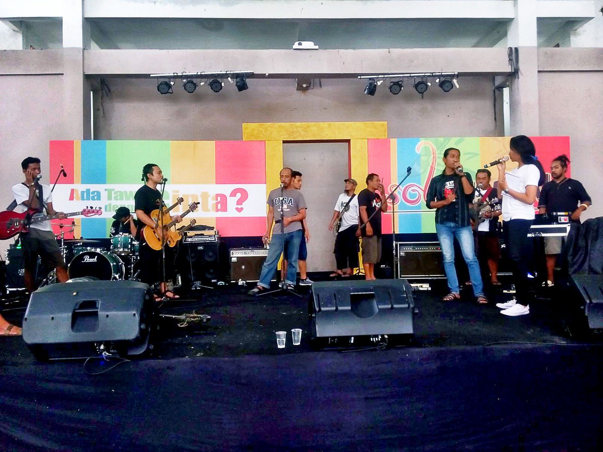 #solongakak 
Jo lali mengko bengi ngakak bareng <a href="/pecasNdahe_Solo/">IG: pecasndahesolo</a> 
Ki pakdhe2 ne lagek do cek sound 
📷 <a href="/anto_welut/">Prihananto W.U</a>