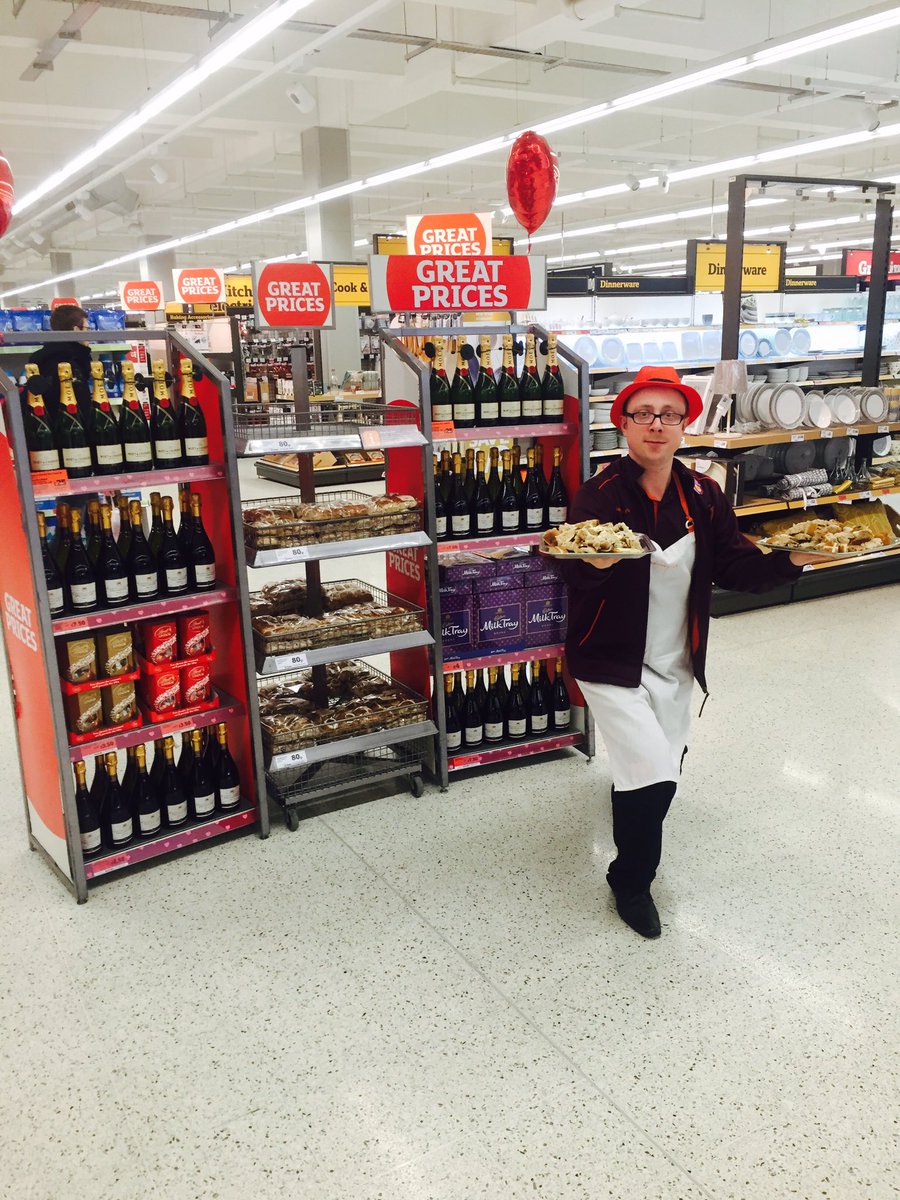 Smarketspeak's tweet photo. 'I love U' Hot cross buns, a speciality for Valentine's Day. Testers at Sainsbury's @trinitywalk Wakefield ❤️ https://t.co/ZOGocRsRS3