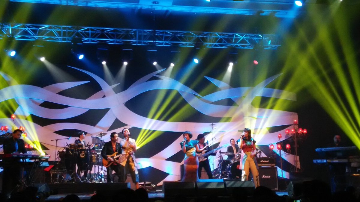 merchmaniacs's tweet image. Now on stage @Be3official at Hope area  Promoted by @Berlian_ENT  #KahitnaLOVEfestival #MMLivetweet #MMmedia