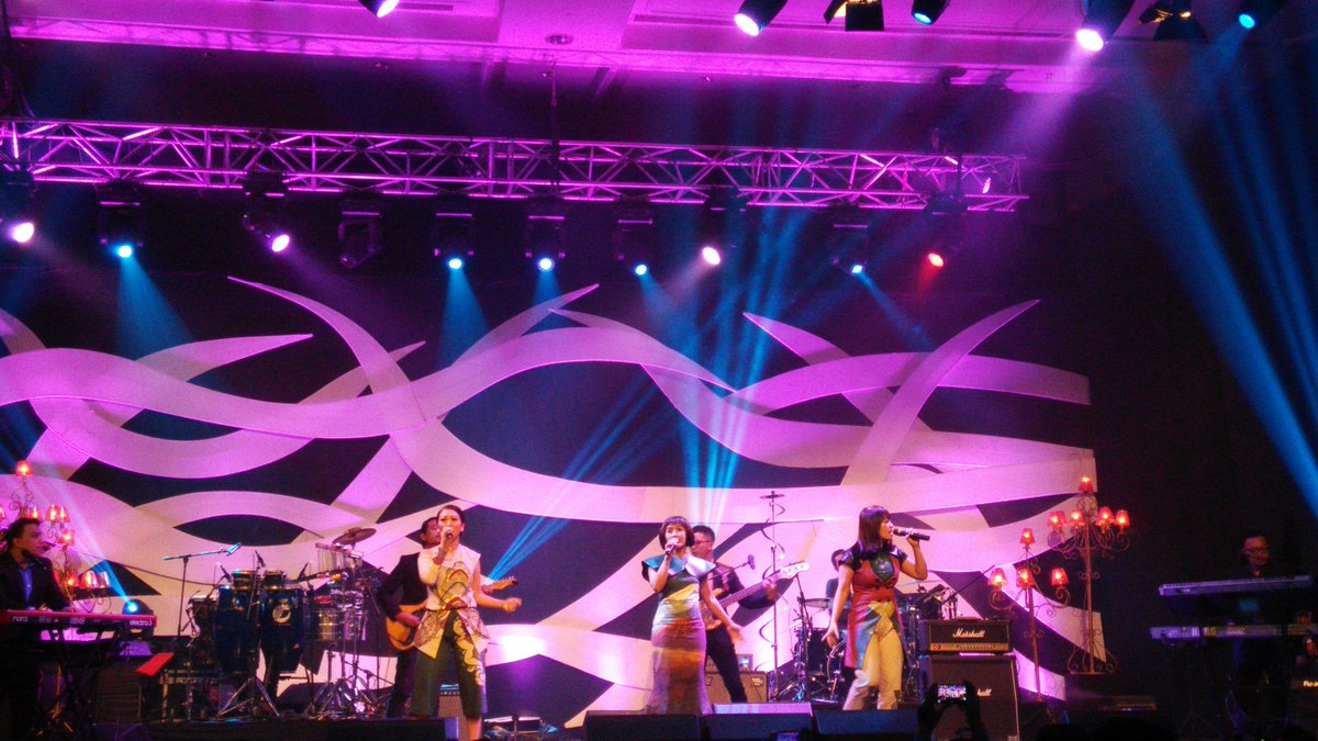 merchmaniacs's tweet image. Now on stage @Be3official at Hope area  Promoted by @Berlian_ENT  #KahitnaLOVEfestival #MMLivetweet #MMmedia