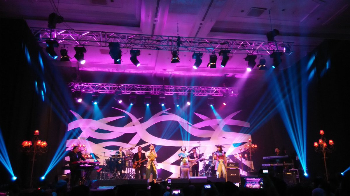 merchmaniacs's tweet image. Now on stage @Be3official at Hope area  Promoted by @Berlian_ENT  #KahitnaLOVEfestival #MMLivetweet #MMmedia