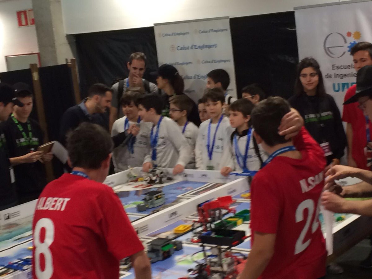 FEDACMontcada's tweet photo. L'equip #BeLEGO competint a primera ronda de la #FLLUAB, ho han fet molt i molt be! @enginyeria_UAB @FLLSpain https://t.co/QRijGK9tHv