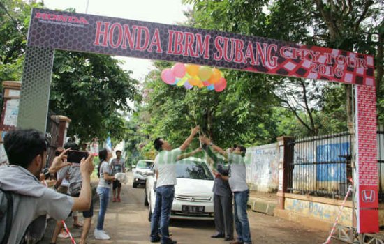 TINTAHIJAUcom's tweet photo. Ratusan Mobil Mewah Rally di Jalanan Subang Kota  https://t.co/PXoq9D5H0k https://t.co/JWoeEqh6Db