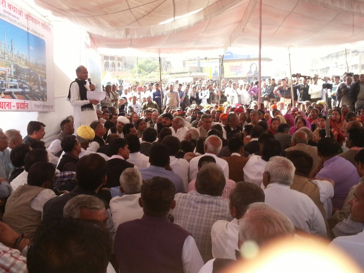 ashokgehlot51's tweet photo. राजस्थान रिफाइनरी बचाओ अभियान समिति की ओर से जोधपुर में धरने-प्रदर्शन के दौरान उपस्थित जनसमूह को संबोधित किया। https://t.co/LoSJhIz5z6
