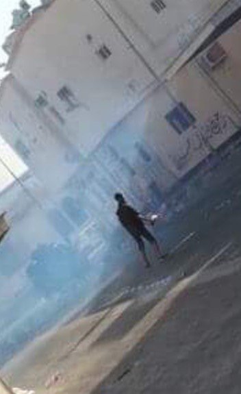 Burhama_news's tweet photo. #كرباباد مواجهات بطولية ونزول ثوري متصدي لـ عصابات المرتزقة الخليفية في صبيحة اليوم الثاني من عصيان النمر #14fed https://t.co/H6haztnLMI