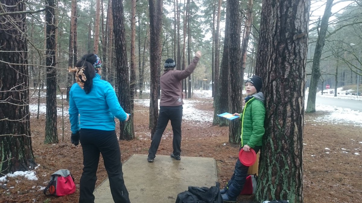 UFOGOLF's tweet photo. "Sarkanā Sestdiena" piedalās 7 pāri. Laiks lielisks, cik nu lielisks vien var būt šajā mēnesī #Ufogolf #diskugolfs https://t.co/G1BhzRphJt