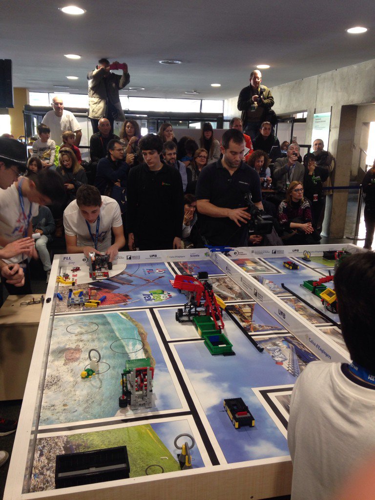 fll_UAB's tweet photo. la segona ronda escalfa l'ambient. Anims als equips! #flluab https://t.co/f5hmJFmwy2