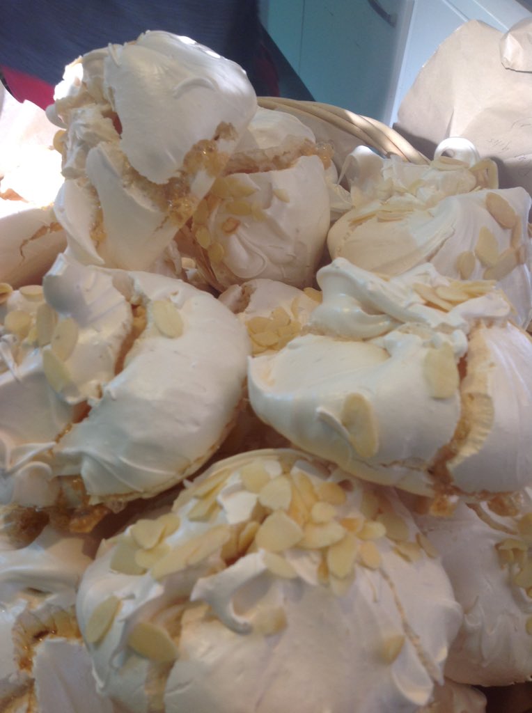 Valentine day's meringues? Cream, crunch &amp;I how romantic is that?