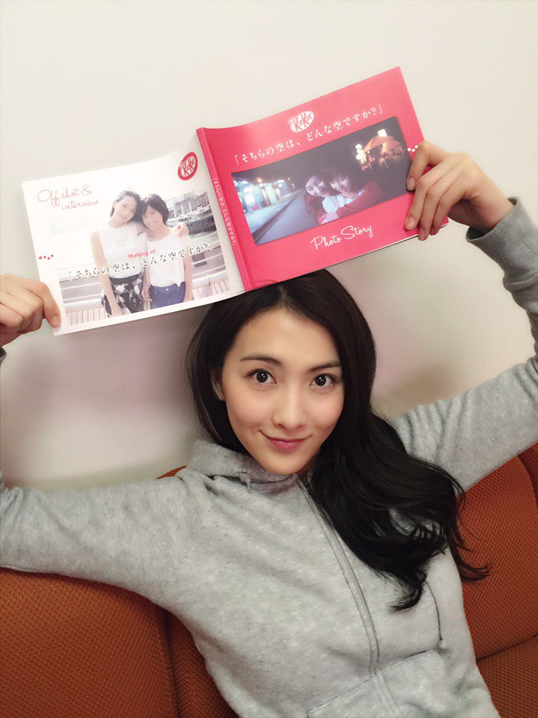 k_jiyoung_'s tweet photo. 今日もヒガンバナ撮影中〜！
休憩中に熟読してました(*^^*)ちょっと懐かしい気持ちです。
みなさんの手元にも届きましたか？？

#知英 #ヒガンバナ #そちらの空はどんな空ですか？ https://t.co/jawUFW3rs5