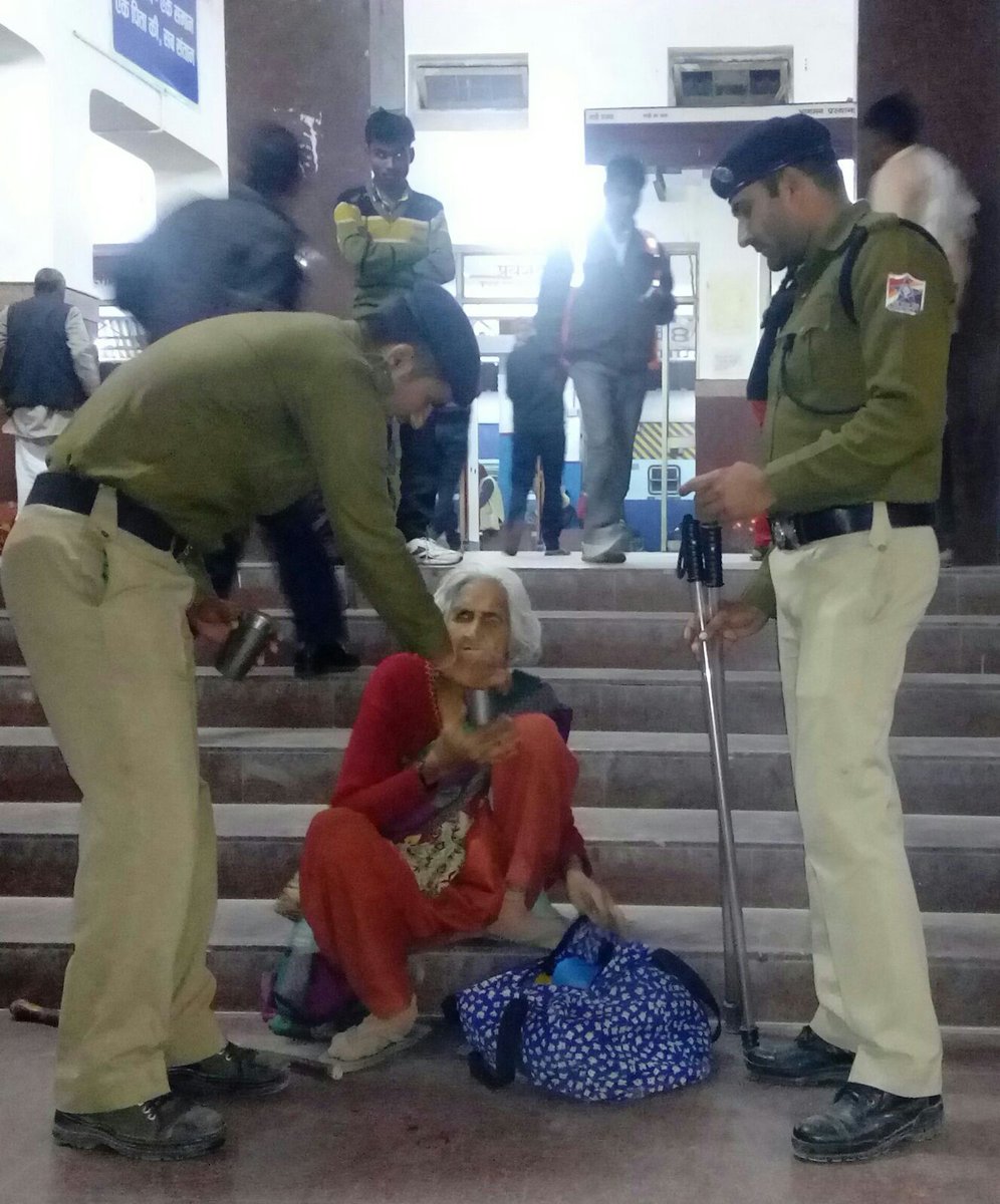 drm_mb's tweet photo. MB Division RPF constables at Haridwar station- a Helping hand to needy passengers. https://t.co/2AoSTe8HXb