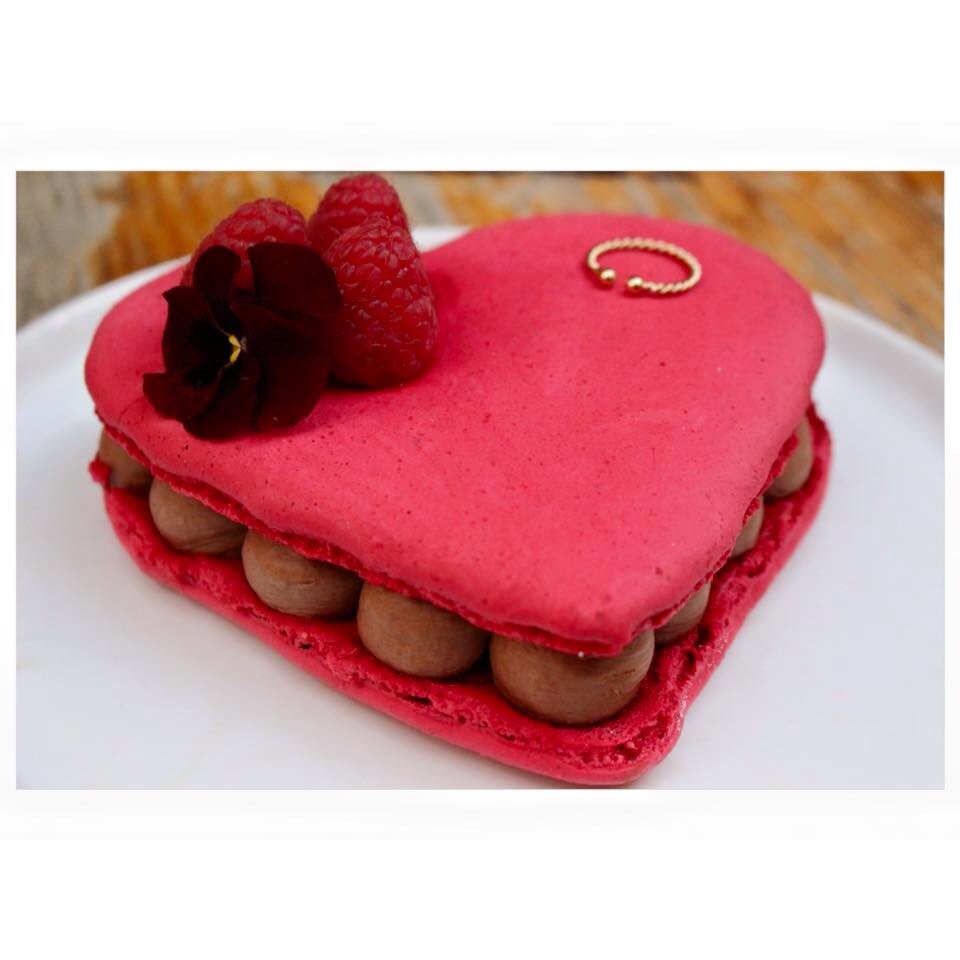 NOGLUPARIS's tweet photo. Dernier jour pour le Love Macaron! Et quelques bagues @dearcharlottebijoux cachées dans certains 🙈💕 https://t.co/NNtlhySItX