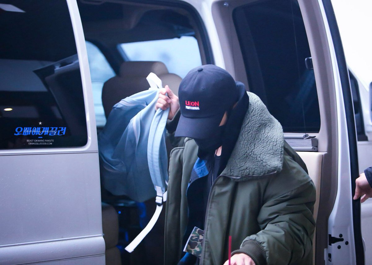 OBBAGGLLE_GK's tweet photo. 기광 - " 너 이리와!! " 가방 - "......" 
그냥 차에서 가방 가지고 내리는데.. 이게 뭐라고 심쿵인지...❤ 
#기광 님 파워박력!!🙊
(https://t.co/p1TKfSgLht) https://t.co/Ht8nqOChaU