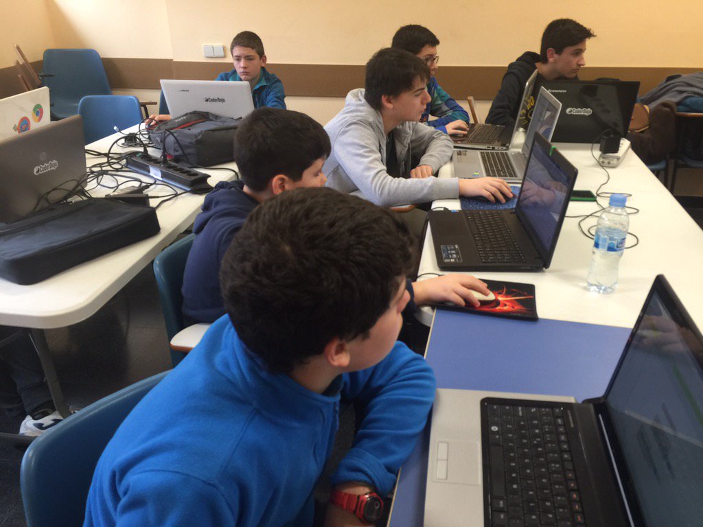 coderdojomj's tweet image. Por aquí se han pasado al #appinventor y así están de atentos 😳🙄 #coderdojomajahonda @Javi_Pronoide @FernandoBagues