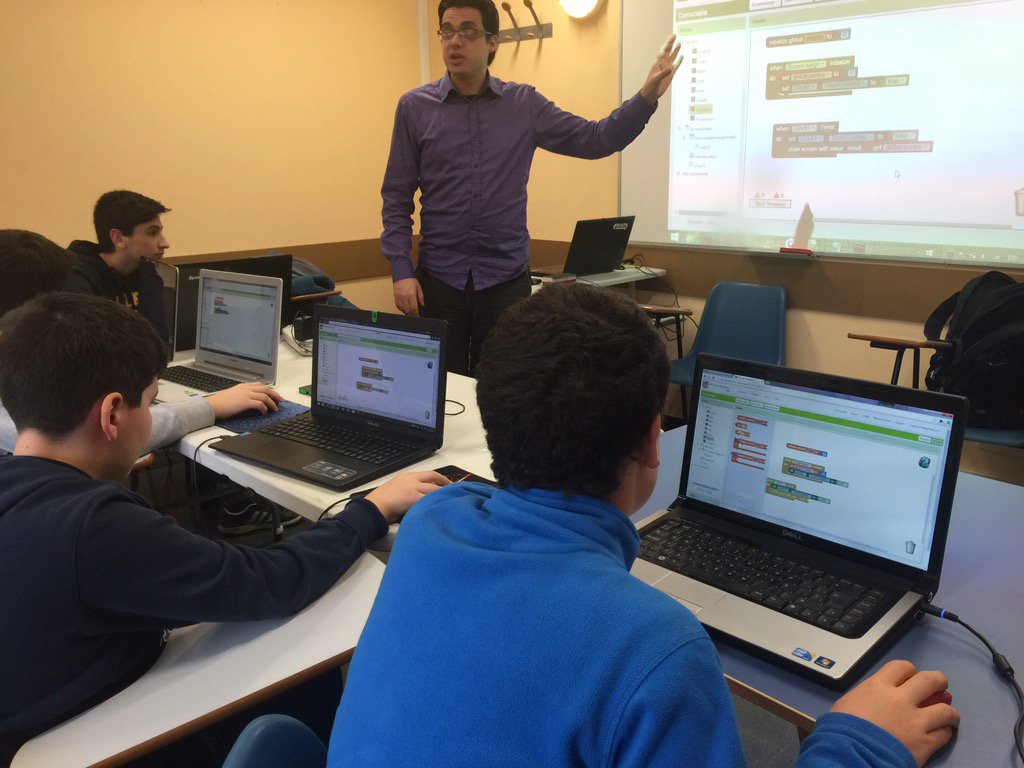 coderdojomj's tweet image. Por aquí se han pasado al #appinventor y así están de atentos 😳🙄 #coderdojomajahonda @Javi_Pronoide @FernandoBagues