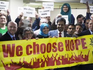 hopenothate's tweet photo. Read again: @NewStatesman on how #Birmingham challenged #PegidaUK with tea and hope https://t.co/c6dUng9XOy #OurBrum https://t.co/J74196R9Gb