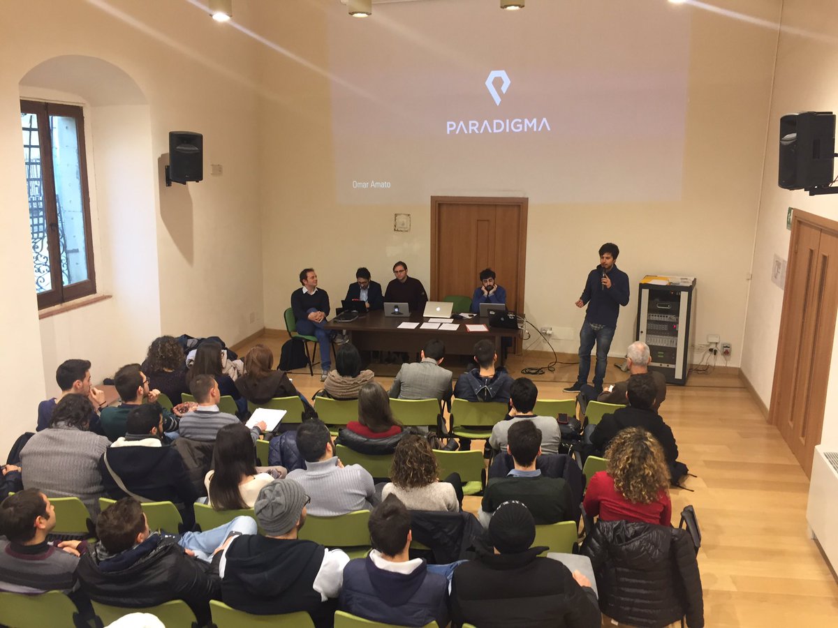 Paradigma_Inn's tweet photo. Slide brutte? Mai! @OmarAmato spiega agli studenti del @ITSJobsCaltagir come presentare l'idea! #staystartup https://t.co/CzVImADfGA