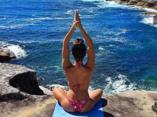 UKWomensHealth's tweet photo. Yoga star @ShonaVertue talks us through the truth behind her perfectly poised Insta snaps: https://t.co/gFjqA2jZrg https://t.co/xmLrcKeIeF
