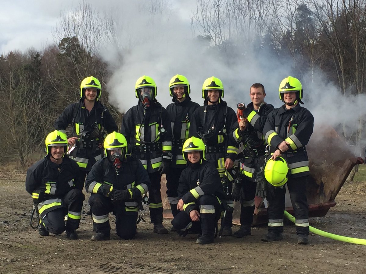 RGrundbuchner's tweet photo. Top Atemschutzübung mit der #Feuerwehr #Teising https://t.co/lMsifu05Jr