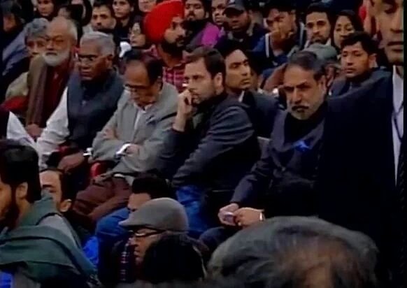 INirajVerma's tweet photo. मुझे @OfficeOfRG से राजनीतिक द्वेष था पर आज #JNU मे देशद्रोही के साथ खड़ा होते उनसे और उनके विचारधारासे नफरत हो गया। https://t.co/ruAphq5KxH