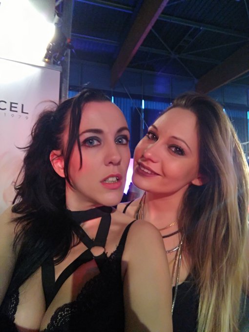 DE RETOUR SUR LE SALON !!! #Arras #pornstars #showhot !!!! https://t.co/5F8uu3MKjM<a href="/tag/arras"class="tags">#Arras</a><a href="/tag/pornstars"class="tags">#pornstars</a><a href="/tag/showhot"class="tags">#showhot</a>