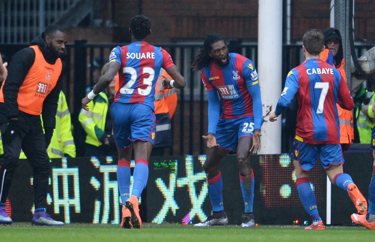 Adebayor comemorando seu gol contra o Watford