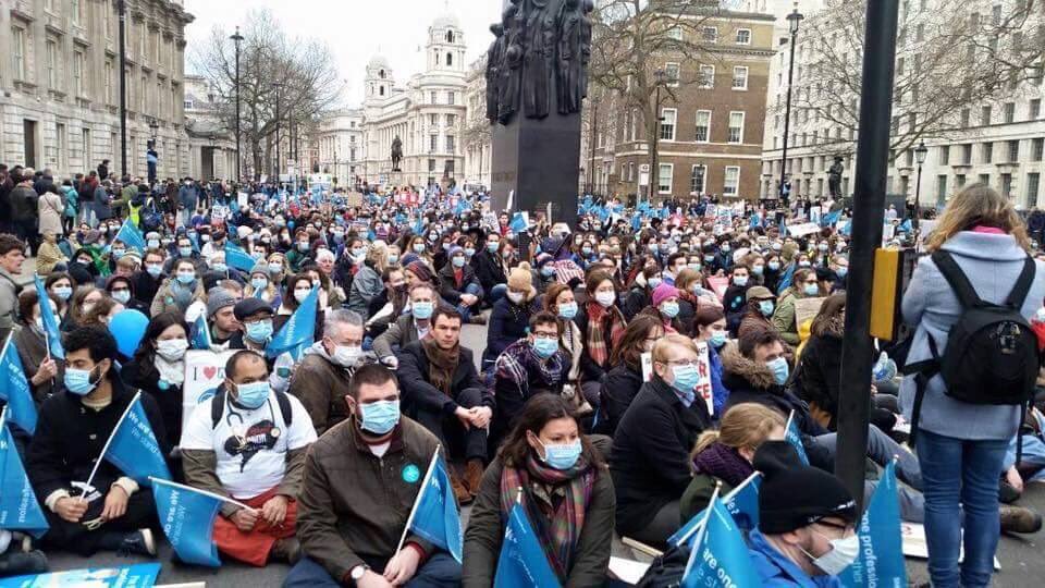 bhaskerpatel's tweet photo. 8000 Junior Doctors outside Downing Street 2day, not a mention on @BBCNews @BBCBreaking @BBCWorld @BBCLondonNews 😎😳😮 https://t.co/0GJiE2z98C