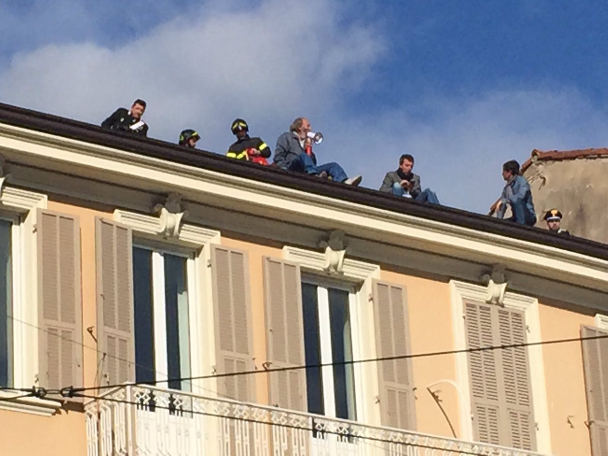 Anziano sul tetto a Sanremo, voleva parlare con Conti