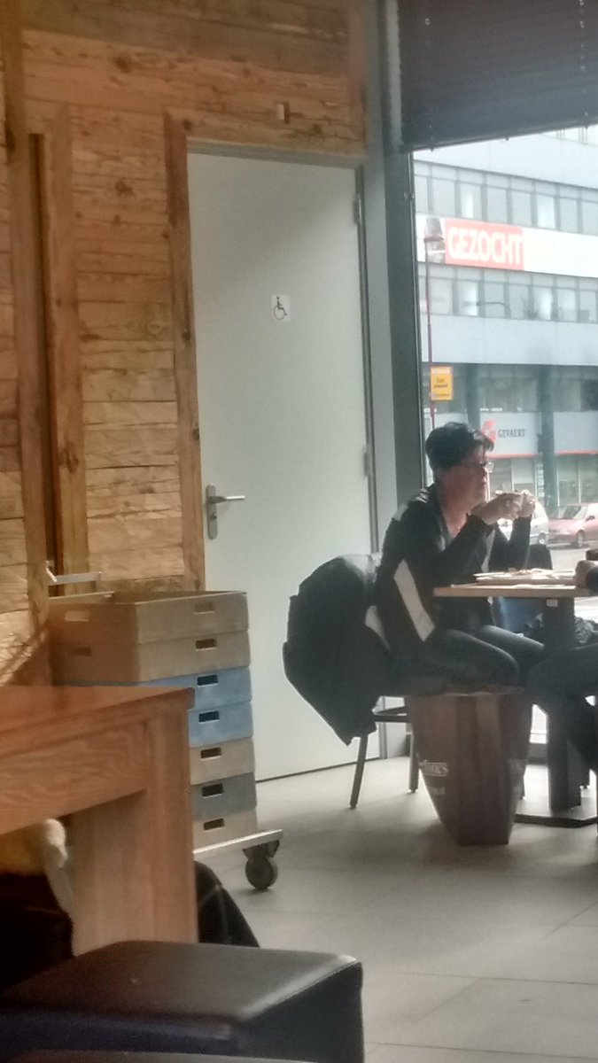 Als je naar het toilet moet bij <a href="/laplace/">La Place</a> , moet je eerst mensen wegsturen die aan het eten zijn #jekomternietin