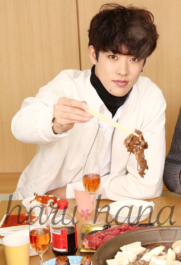 haruhana_tvg's tweet photo. 【VOL.34発売中 #CROSSGENE 未公開写真③】すき焼きパーティーで食べるのに夢中なタクヤ。お肉のほかにも、アメ横で仕入れたイクラをてんこ盛りに。しゃべるのは他のメンバーにまかせてほぼ無言で食べていました（笑）。 https://t.co/r6DVaZyCXr