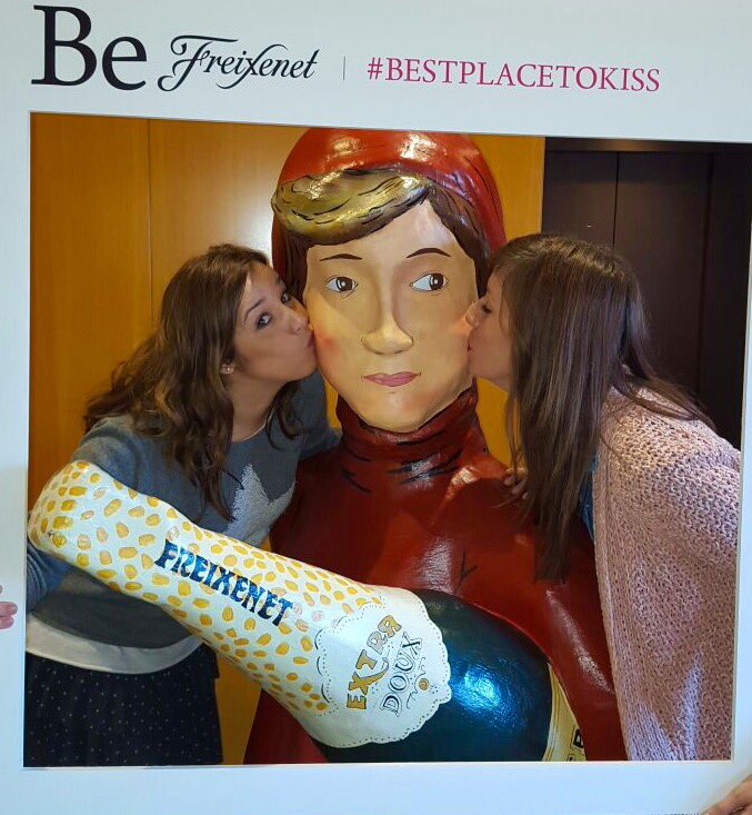_nea__'s tweet photo. #BestPlaceToKiss #besoscomburbuja #cava #freixenet https://t.co/r3p5QuNtJH