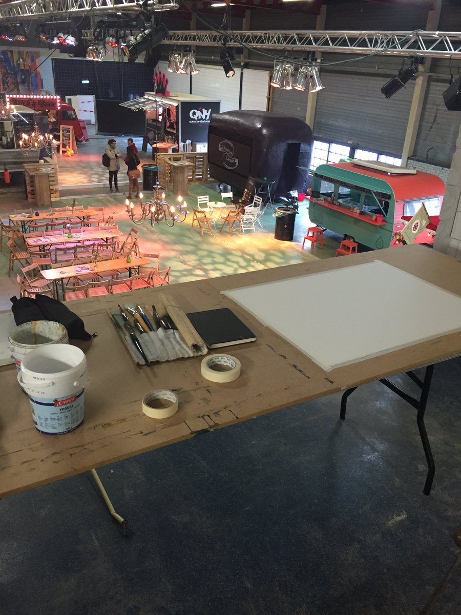 Tijdelijk atelier gebouwd #ProefPark. Kunstenaar Wim Tromp maakt live een aquarel van de #foodtrucks #haarlem