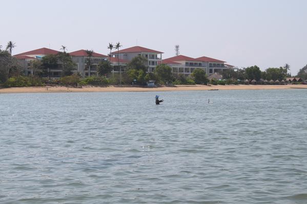 bu <a href="/susipudjiastuti/">Susi Pudjiastuti</a>  mohon maaf ini foto nelayan sdg mencari ikan di Teluk Benoa saat air pasang