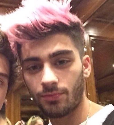 Zjmlovs's tweet photo. Zayn as Niall https://t.co/85jL5FDXli