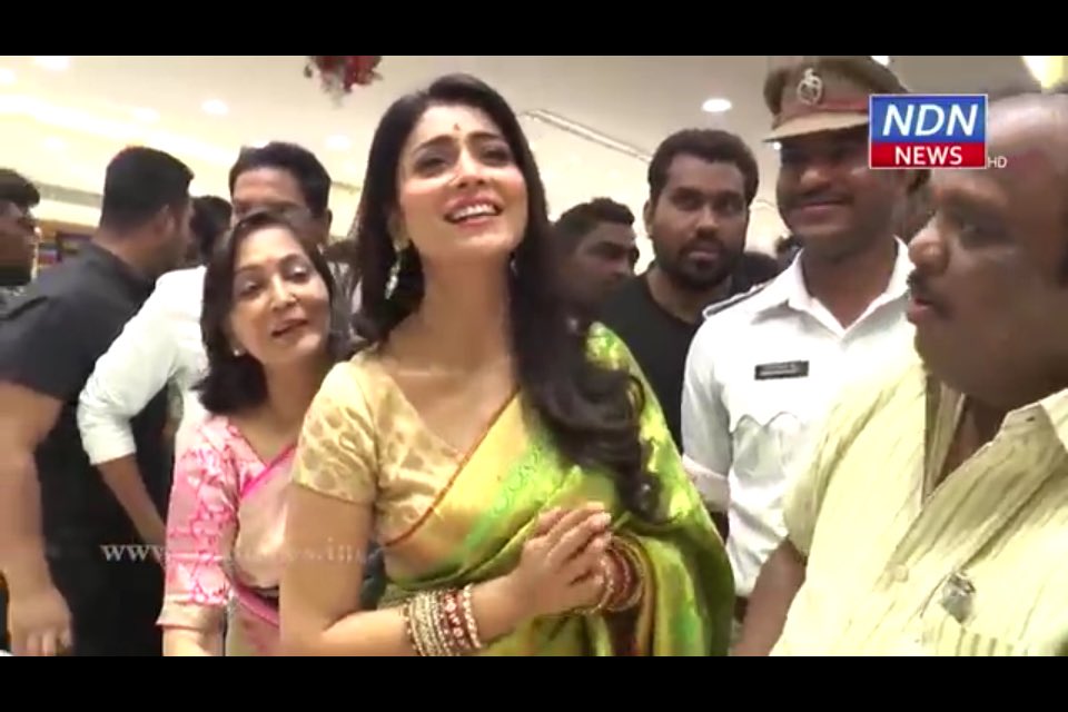 mahesh4shriya's tweet photo. ❤️ @shriya1109 you are looking gorgeous at Nellore #VRKSilk showroom opening https://t.co/CwTcK4jGJk https://t.co/zDyJwA3rB3